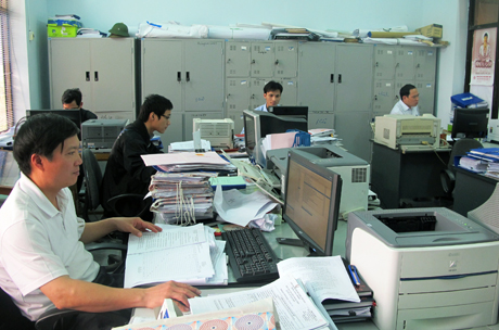 Việc trang bị đầy đủ hệ thống máy tính góp phần tăng cường việc ứng dụng CNTT trong hoạt động CCHC của địa phương. Trong ảnh: Phòng làm việc của CBCCVC Phòng Tài nguyên - Môi trường huyện Hoành Bồ.