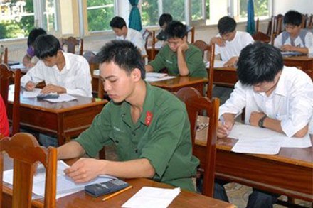 Thí sinh trúng tuyển vào hệ dân sự của các trường quân đội vẫn phải nhập ngũ trước khi nhập học.