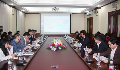 Đồng chí Nguyễn Văn Thành, Phó Chủ tịch UBND tỉnh giới thiệu với đoàn nhà đầu tư Trung Quốc về hướng phát triển KCN tại Quảng Ninh.