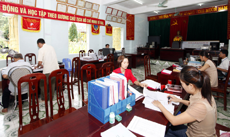 Bộ phận một cửa xã Hạ Long (Vân Đồn) thực hiện thủ tục cấp giấy CNQSDĐ cho các hộ dân trên địa bàn.