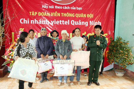Đại diện Viettel Quảng Ninh tặng chăn ấm cho các hộ nghèo ở xã Kỳ Thượng, Hoành Bồ nhân dịp khai trương Trạm thu phát sóng thứ 1108.