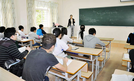 Lồng ghép tuyên truyền phổ biến pháp luật trong giờ học Giáo dục công dân. (Ảnh chụp tại lớp 10B5, Trường THPT Hòn Gai, TP Hạ Long).