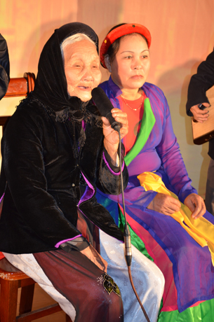 Nghệ nhân dân gian Đặng Thị Tự hát nhà tơ tại Liên hoan Hát nhà tơ - hát, múa cửa đình của tỉnh lần thứ nhất, tại TP Hạ Long năm 2012.