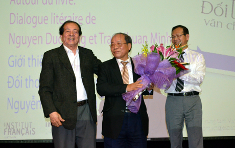 Nhà thơ Hữu Thỉnh (bên trái) tặng hoa cho hai tác giả Trần Nhuận Minh (giữa) và Nguyễn Đức Tùng.