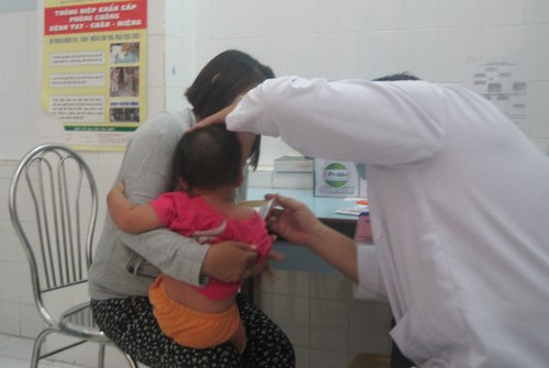 Trẻ em với sức đề kháng yếu, là đối tượng dễ mắc bệnh viêm họng.