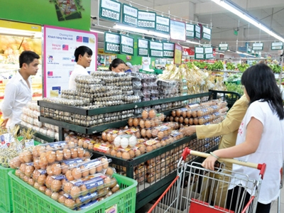 Giá trứng gia cầm tại các chợ đã giảm mạnh trong khi ở các siêu thị giá trứng, đặc biệt là hàng bình ổn vẫn giữ nguyên mức cũ. Ảnh: Diệp Đức Minh.