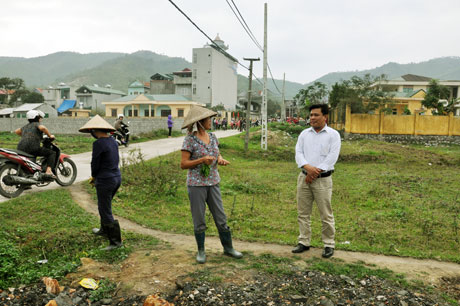 Cán bộ Trung tâm phát triển quỹ đất huyện Vân Đồn vận động, giải thích các hộ dân trong vùng dự án.