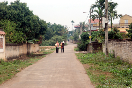 Nhiều tuyến đường liên thôn ở xã Bình Khê được đầu tư mở rộng tạo điều kiện đi lại thuận lợi cho người dân.