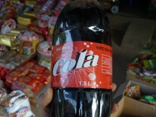Với kiểu dáng na ná các thương hiệu nổi tiếng, chai cola này được nhiều người mua hơn cả. 