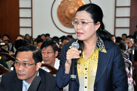 Đại biểu Đỗ Thị Lan, Chủ tịch LĐLĐ tỉnh phát biểu ý kiến tại hội nghị.