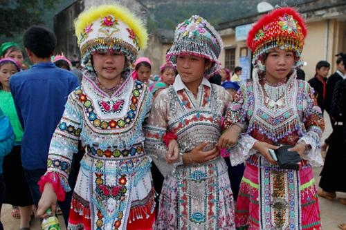 The Mong group has nearly 800,000 people, concentrated in the mountainous provinces of Ha Giang, Tuyen Quang, Lao Cai, Yen Bai, Lai Chau, Son La, Cao Bang and Nghe An. The Mong people have different groups such as Mong Do (White Hmong), Mong Lenh (Flowered Mong), Mong Si (Red Mong) and Mong Du (Black Mong). 