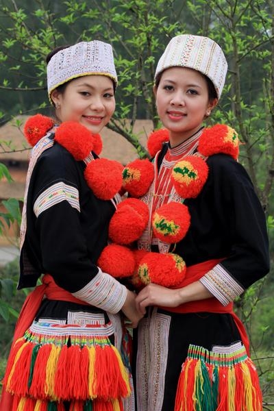 Two Red Dao girls in colorful costumes. In Vietnam, the population of Dao people is not big but the villages of Dao people spread from the northern mountainous provinces such as Cao Bang, Ha Giang, Lao Cai, Yen Bai, Lai Chau, Tuyen Quang to some midland provinces like Phu Tho, Vinh Phuc and Hoa Binh.   
