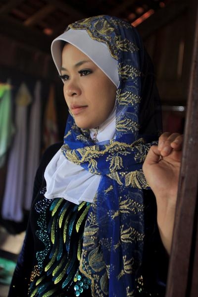 Hre people live in the central province of Quang Ngai and Binh Dinh. They like wearing jewelry in bronze, silver and beads.