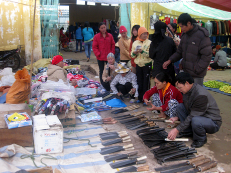 Những phiên chợ vùng cao xã Đạp Thanh những ngày đầu năm luôn tấp lập với các loại hàng hóa phong phú.