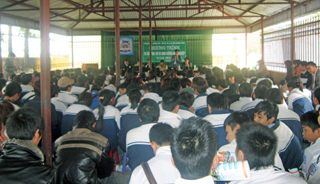 Một buổi Tư vấn mùa thi và Định hướng nghề nghiệp cho học sinh khối 12 Trường THPT Hoành Bồ (huyện Hoành Bồ).