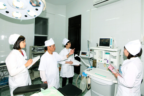 Các y, bác sĩ của Bệnh viện Đa khoa khu vực huyện Tiên Yên thường xuyên tổ chức các buổi trao đổi nghiệp vụ để nâng cao chuyên môn. Ảnh: Đỗ Giang