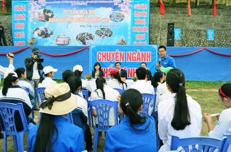 Buổi tư vấn mùa thi được tổ chức tại huyện Đông Triều, tháng 3-2013.