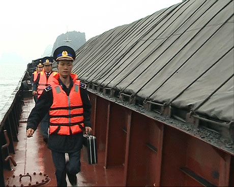 Lực lượng cảnh sát biển kiểm tra tàu