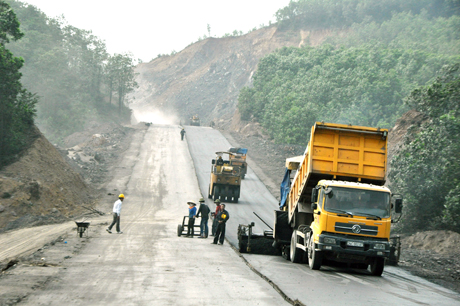 Các nhà thầu cũng hoàn thiện thảm bê tông nhựa hạt thô được 11/13,96km và thảm bê tông nhựa hạt mịn được 9/13.96km, đang tiếp tục thảm bê tông nhựa hạt mịn 