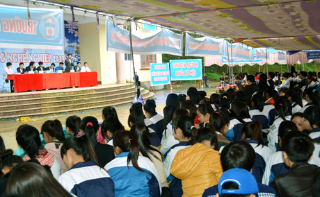 Gần 1.000 học sinh lớp 12 của các trường THPT trên địa bàn huyện Tiên Yên đến tham dự ngày hội