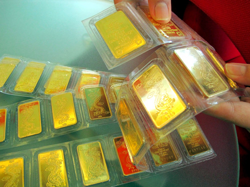 Người tiêu dùng cần cân nhắc trước khi mua vàng - Ảnh: Đào Thạch