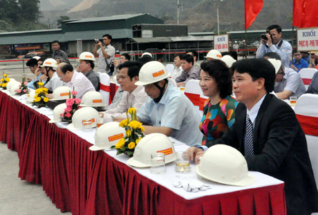 Các đại biểu tham dự lễ phát động hưởng ứng Tuần lễ Quốc gia ATVSLĐ- PCCN lần thứ 15 năm 2013 tại khai trường Công ty TNHH MTV than Dương Huy- Vinacomin.
