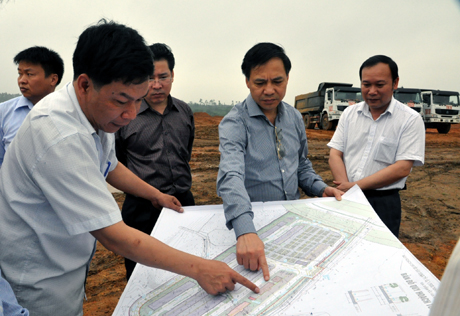 Đồng chí Đặng Huy Hậu, Phó Chủ tịch UBND tỉnh kiểm tra việc xây dựng Nhà máy chế biến gỗ tại xã Tân Bình (Đầm Hà).