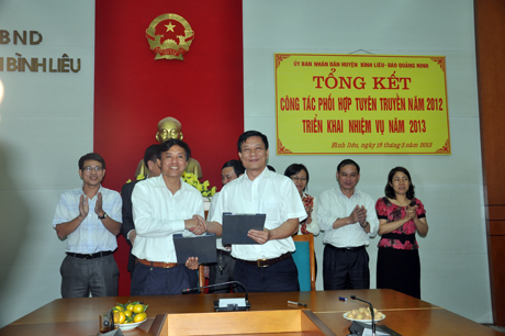 Lãnh đạo Báo Quảng Ninh và huyện Bình Liêu ký kết hợp tác tuyên truyền năm 2013.