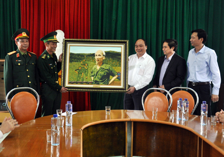 Phó Thủ tướng Chính phủ Nguyễn Xuân Phúc tặng quà lưu niệm cho CBCS  Đồn BP Trà Cổ.