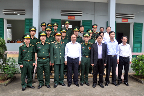 Phó Thủ tướng Chính phủ Nguyễn Xuân Phúc và Đoàn công tác chụp ảnh lưu niệm với CBCS  Đồn BP Trà Cổ.