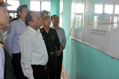 Phó Thủ tướng Chính phủ Nguyễn Xuân Phúc kiểm tra công tác sẵn sàng chiến đấu tại Trạm BP Tục Lãm (Đồn BP Hải Hòa).