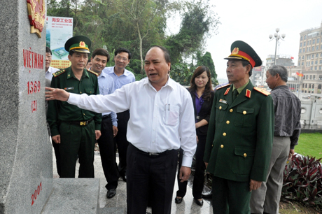Phó Thủ tướng Chính phủ Nguyễn Xuân Phúc kiểm tra công tác bảo vệ đường biên, cột mốc khu vực Cửa khẩu Quốc tế Móng Cái.