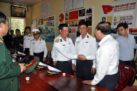 Phó Thủ tướng Chính phủ Nguyễn Xuân Phúc thăm và làm việc với CBCS Cảng vụ Vạn Hoa (Vân Đồn).
