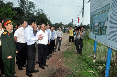 Phó Thủ tướng Chính phủ Nguyễn Xuân Phúc nghe lãnh đạo tỉnh Quảng Ninh báo cáo tình hình quy hoạch, quản lý quy hoạch sân bay Vân Đồn.