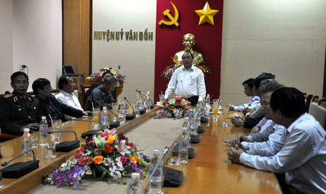 Phó Thủ tướng Chính phủ Nguyễn Xuân làm việc với lãnh đạo huyện Vân Đồn.