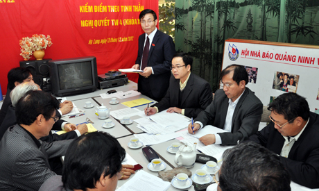 Kiểm điểm tự phê bình và phê bình theo Nghị quyết T.Ư 4 (khoá XI) ở Hội Nhà báo tỉnh.