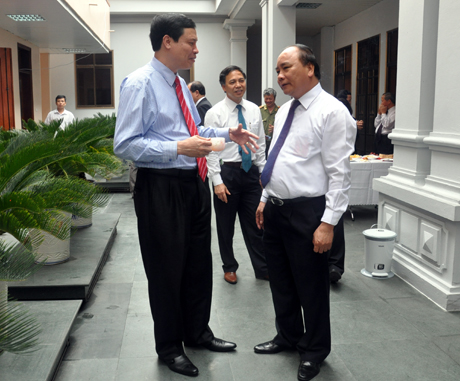 Phó Thủ tướng Nguyễn Xuân Phúc trao đổi với đồng chí Nguyễn Đức Long, Phó Bí thư Tỉnh ủy, Chủ tịch HĐND tỉnh về Đề án của tỉnh Quảng Ninh.