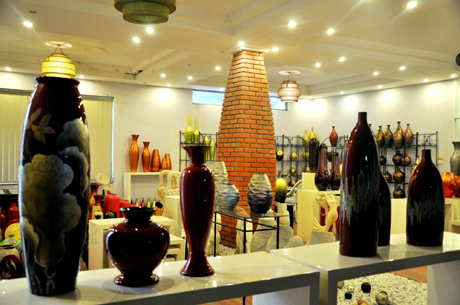 Hiện nay, trong dòng sản phẩm gốm sứ Đông Triều đã có thêm những sản phẩm thủ công mỹ nghệ truyền thống dòng nặng lửa; nghệ thuật sơn mài. Ảnh: Đỗ Phương