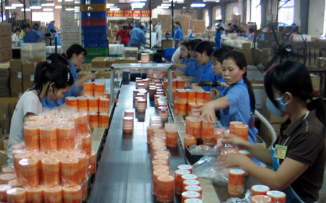 Sản xuất nến tại Công ty nến AIDI.