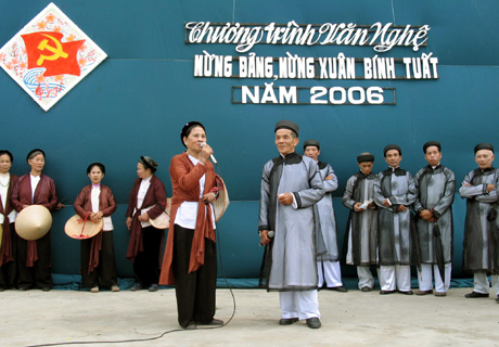 Trình diễn hát đúm tại lễ hội Tiên Công ở Hà Nam (Quảng Yên).