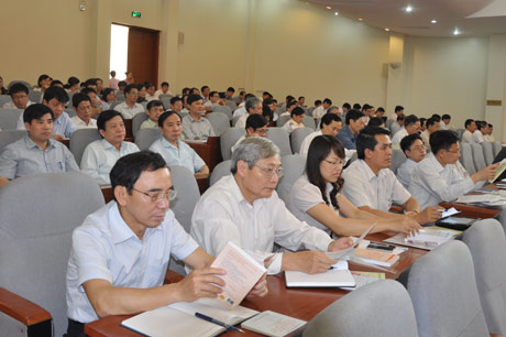 Các đại biểu học tập các nghị quyết, kết luận Hội nghị T.Ư 6 (khoá XI).