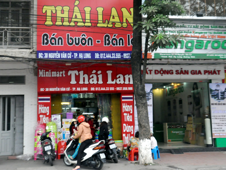 Một cửa hàng bán hàng tiêu dùng Thái Lan trên đường Nguyễn Văn Cừ, TP Hạ Long.
