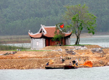 Các nhà thầu đang khẩn trương thi công dự án tôn tạo di tích Thái Lăng ở hồ Trại Lốc.