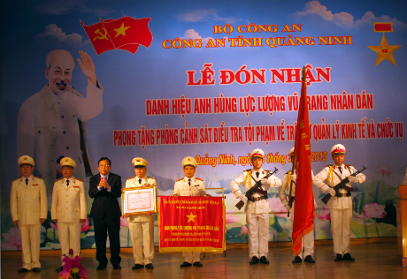 Thay mặt lãnh đạo Đảng và Nhà nước, đồng chí Huỳnh Ngọc Sơn đã trao quyết định phong tặng danh hiệu Anh hùng LLVT nhân dân cho CBCS Phòng PC46.