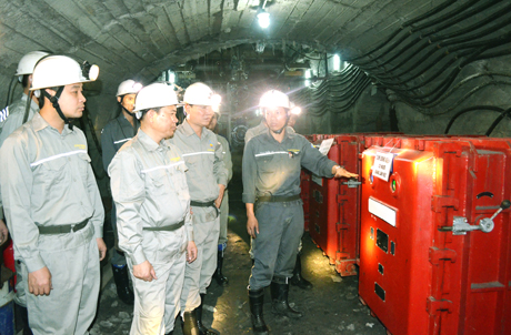 Đoàn công tác liên ngành của tỉnh kiểm tra ATVSLĐ-PCCN tại trạm điện phục vụ cho công tác đào lò của  Công ty Than Dương Huy.