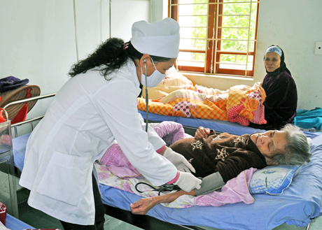 Kiểm tra sức khoẻ bệnh nhân tại Trung tâm Y tế huyện Ba Chẽ.