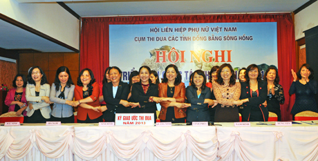 Ký giao ước thi đua năm 2013 tại hội nghị triển khai công tác thi đua Hội LHPN các tỉnh đồng bằng Sông Hồng do Hội LHPN tỉnh Quảng Ninh tổ chức tại TP Hạ Long.
