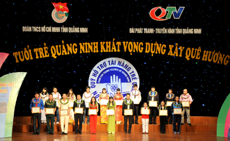 20 tài năng trẻ năm 2012 của tỉnh trên tất cả các lĩnh vực đã được tuyên dương và nhận phần thưởng của Quỹ hỗ trợ tài năng trẻ tỉnh.