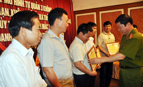 Đại tá Đỗ Văn Lực, Phó Giám đốc Công an tỉnh trao giấy khen cho các tập thể đạt thành tích xuất sắc.