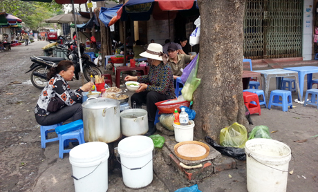 Thức ăn đường phố tiềm ẩn những mối nguy hại không nhỏ cho sức khoẻ và tính mạng của người tiêu dùng. (Ảnh chụp tại chợ Hạ Long II, TP Hạ Long).